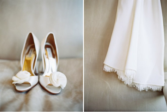 Biała prosta suknia ślubne i piękne buty